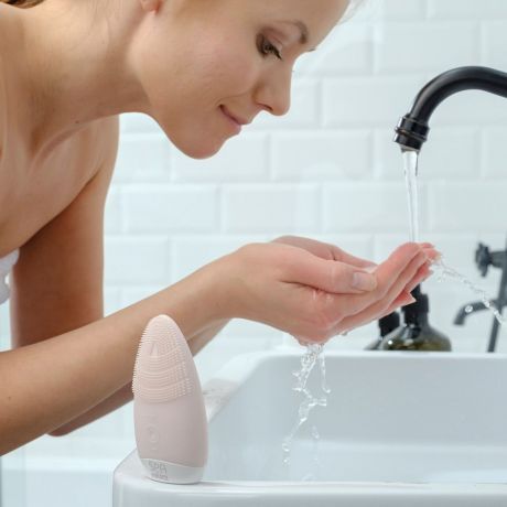 Силиконовая щеточка для умывания Blossom Mini